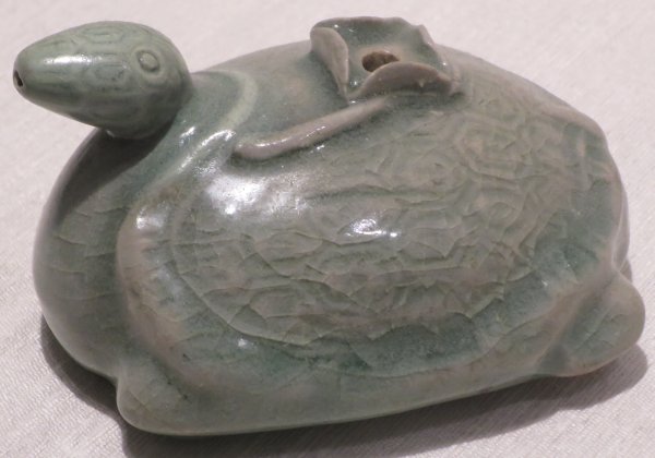 https://upload.wikimedia.org/wikipedia/commons/e/ef/Korean_water_dropper_in_shape_of_a_turtle%2C_12th-13th_century%2C_porcelain_with_design_under_celadon_glaze%2C_Dayton_Art_Institute.JPG